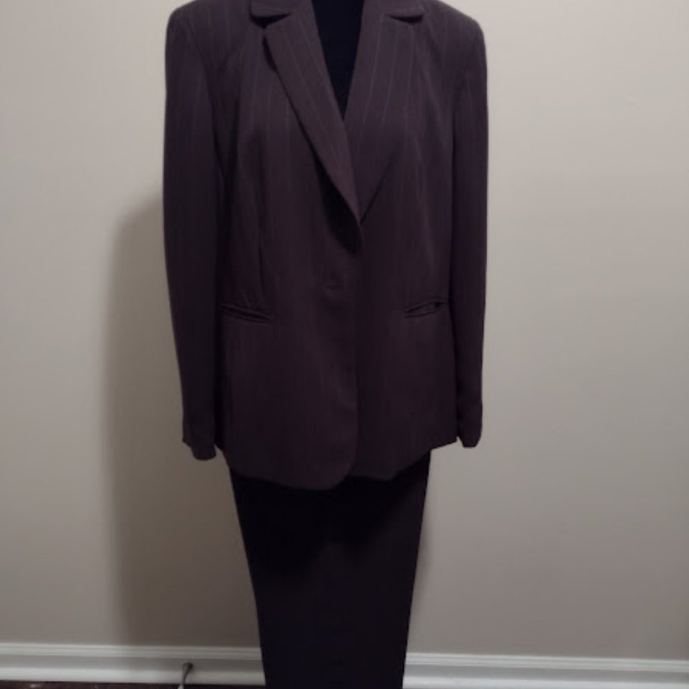 Dress Barn, 2pc Pant Suit, Brown w/Peach Pin Stripes, Size-16, Dry Cleaned